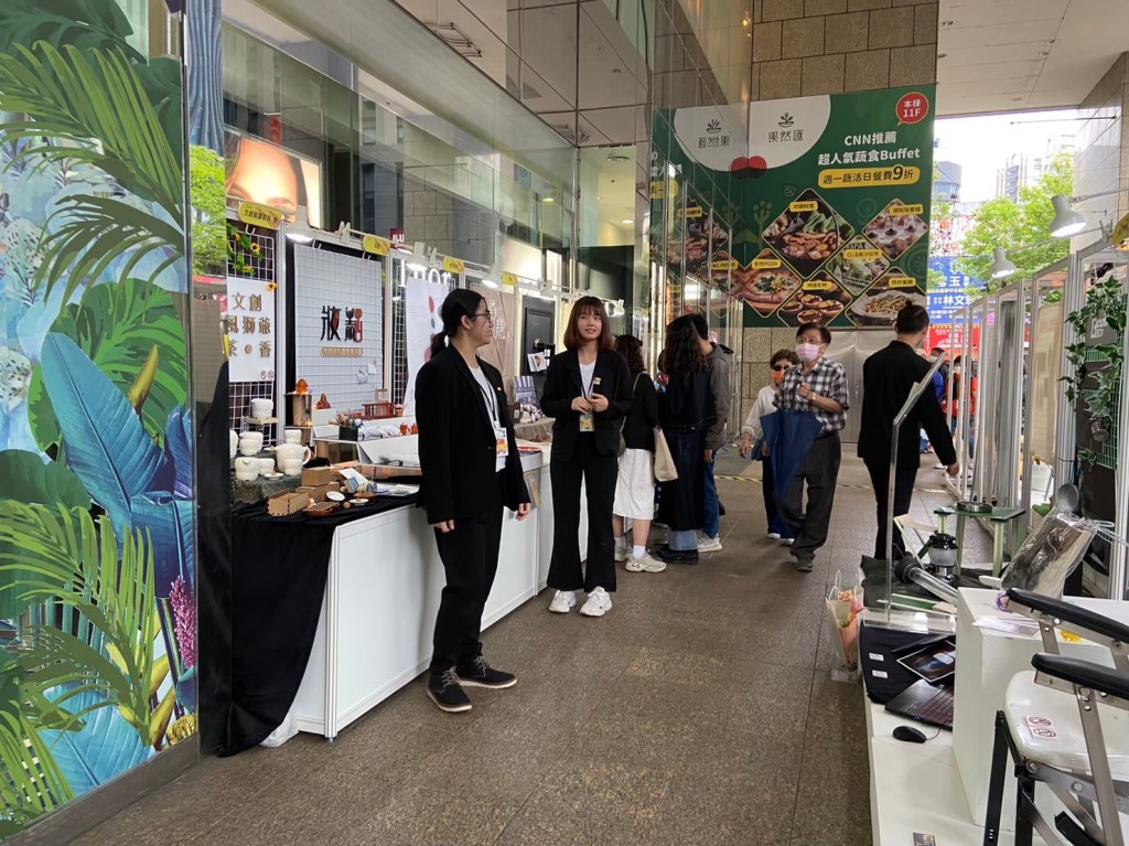 畢業展設計 開展驗收 亞東工商 校外展 板橋小遠百