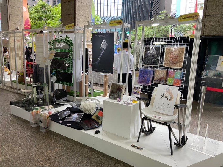 畢業展設計 開展驗收 亞東工商 校外展 板橋小遠百