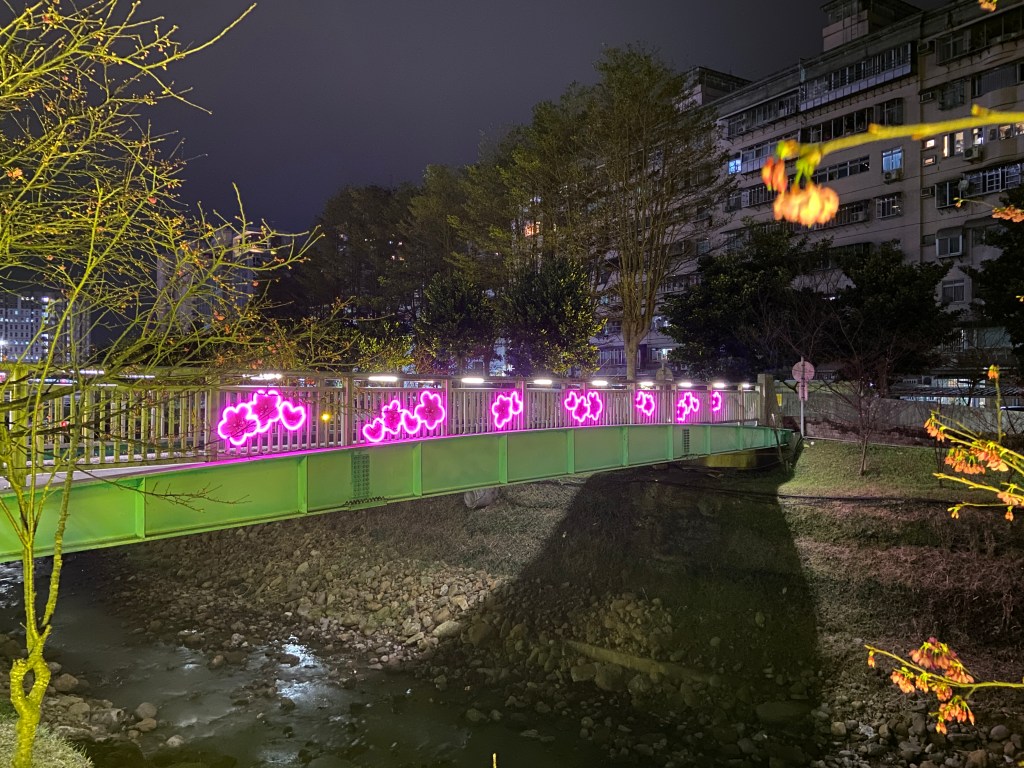 戶外展覽 汐止櫻花季進場完工 夜間照