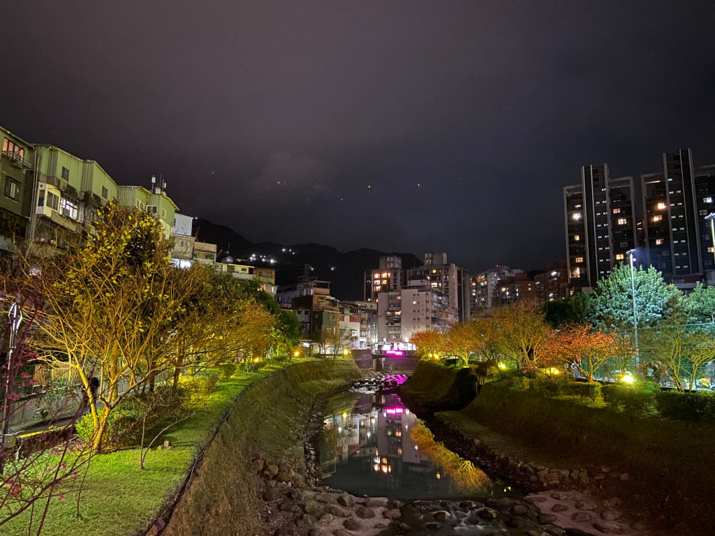 戶外展覽 汐止櫻花季進場完工 夜間照