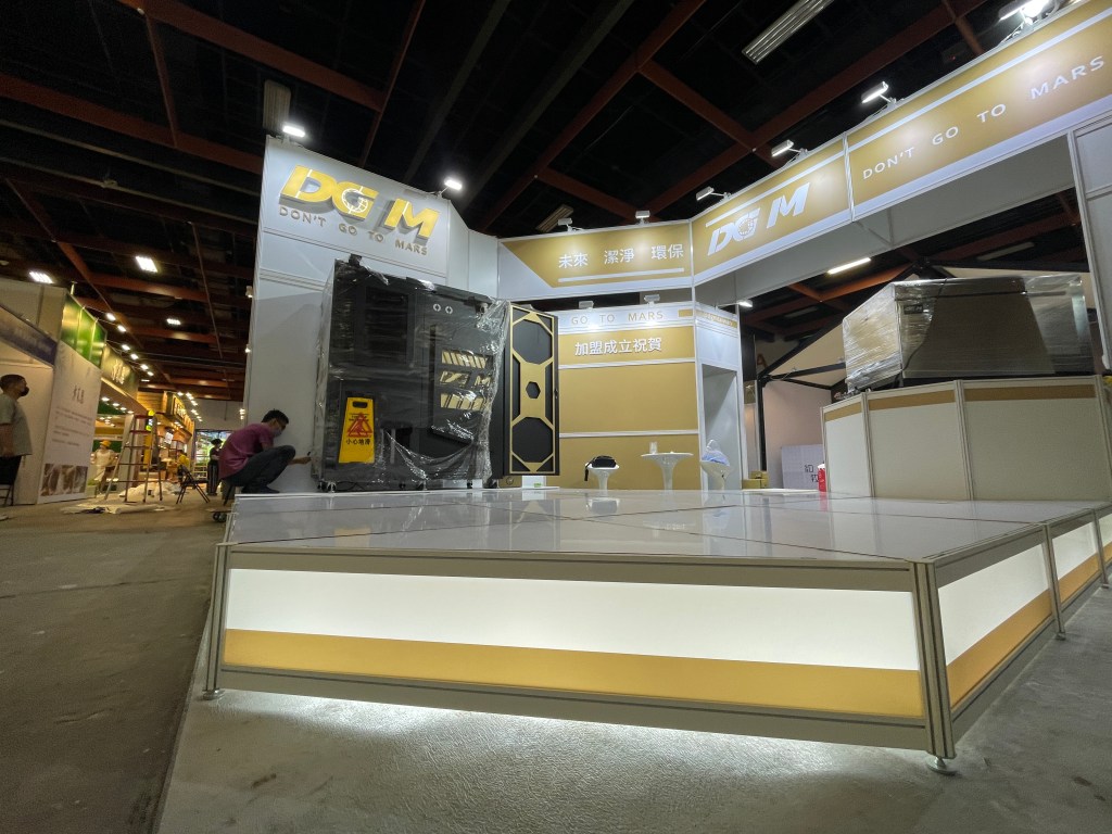 舞台燈管施工完成