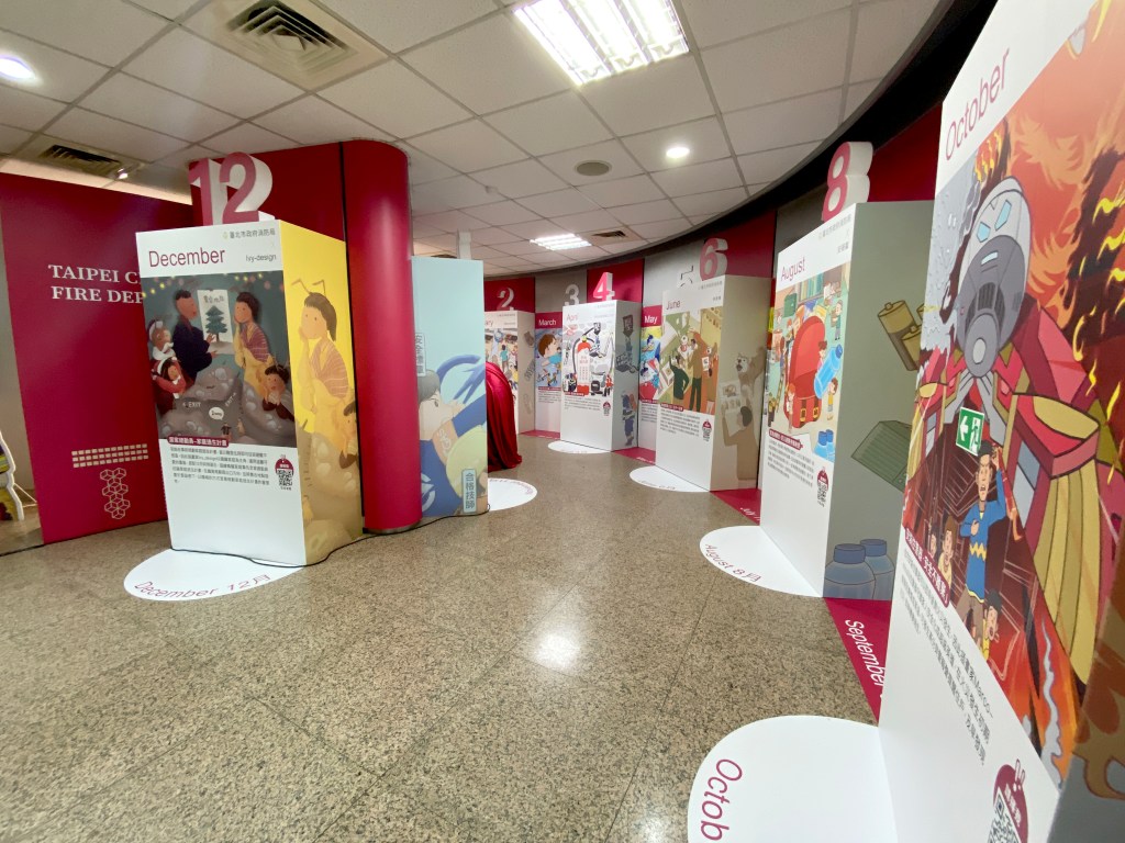 將月曆內各個月份依照順序展示，利用凹凸的牆面製造前後落差，將各月份展示區明確區分開，讓參觀民眾能清楚明確辨認各月份的插畫設計。