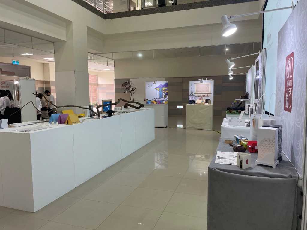 畢業展規劃，校內展規劃 學生展櫃設計