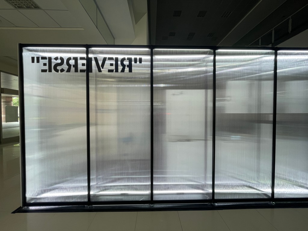 畢業展規劃，校內展規劃，形象設計，形象規劃，中空板，透視牆面