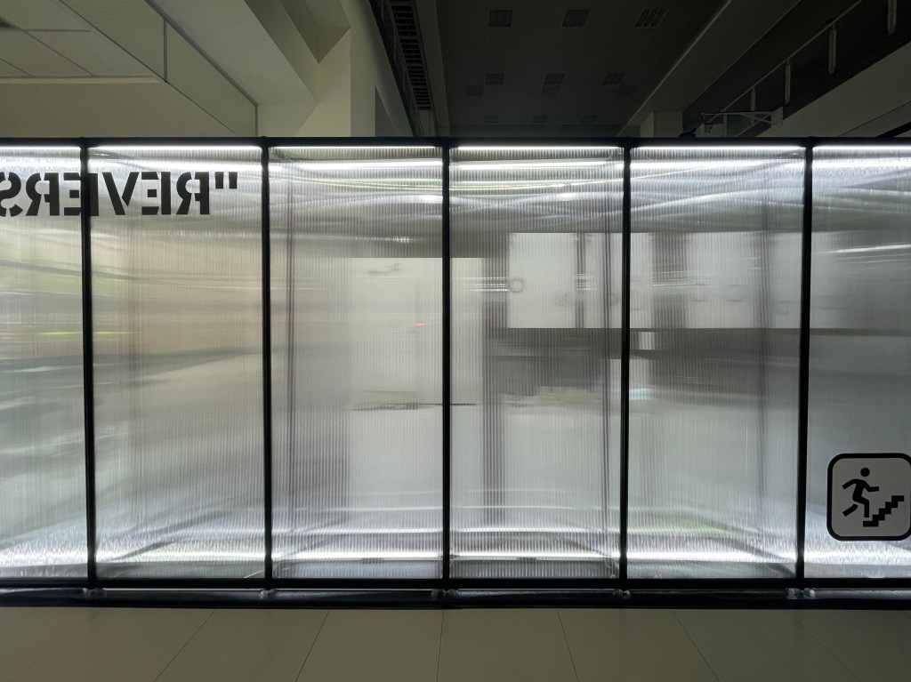 畢業展規劃，校內展規劃，形象設計，形象規劃，中空板，透視牆面