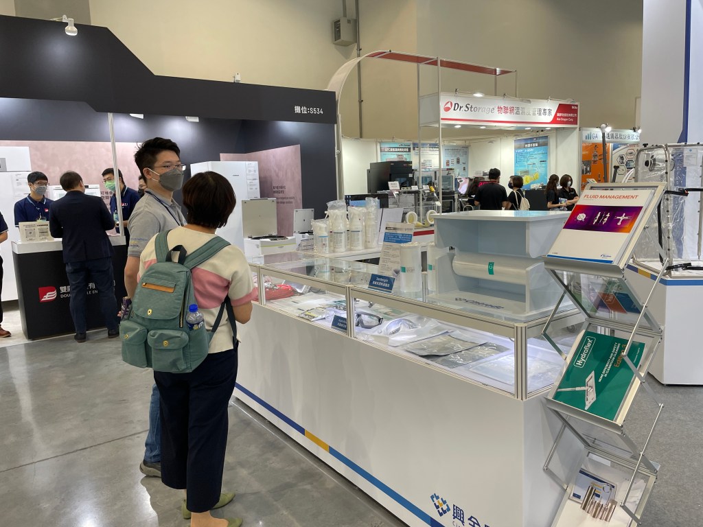 展場攤位現場側拍照