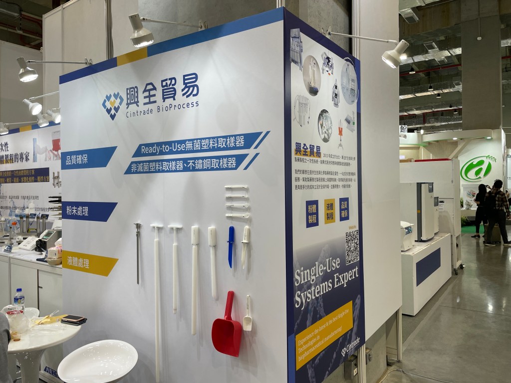 展場攤位現場側拍照