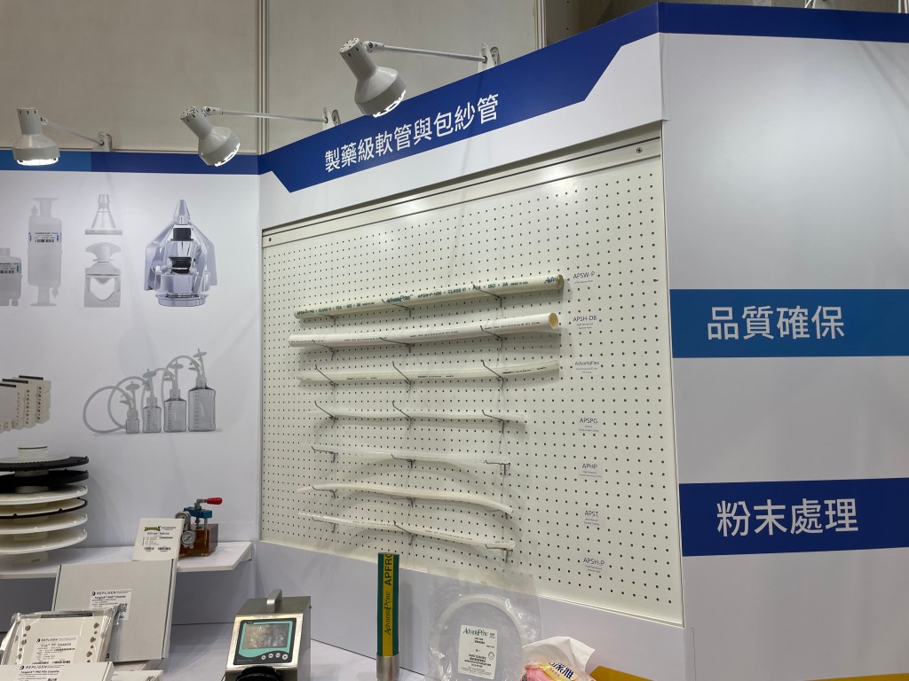 展場攤位現場側拍照