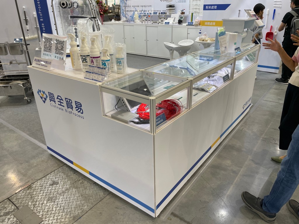 展場攤位現場側拍照