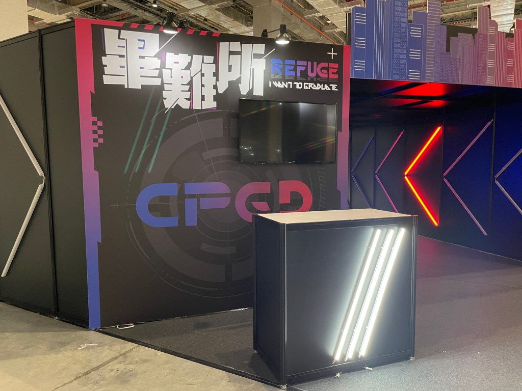 壓克力板搭建舞臺與展櫃皆搭配日光燈製造亮點吸引民眾。