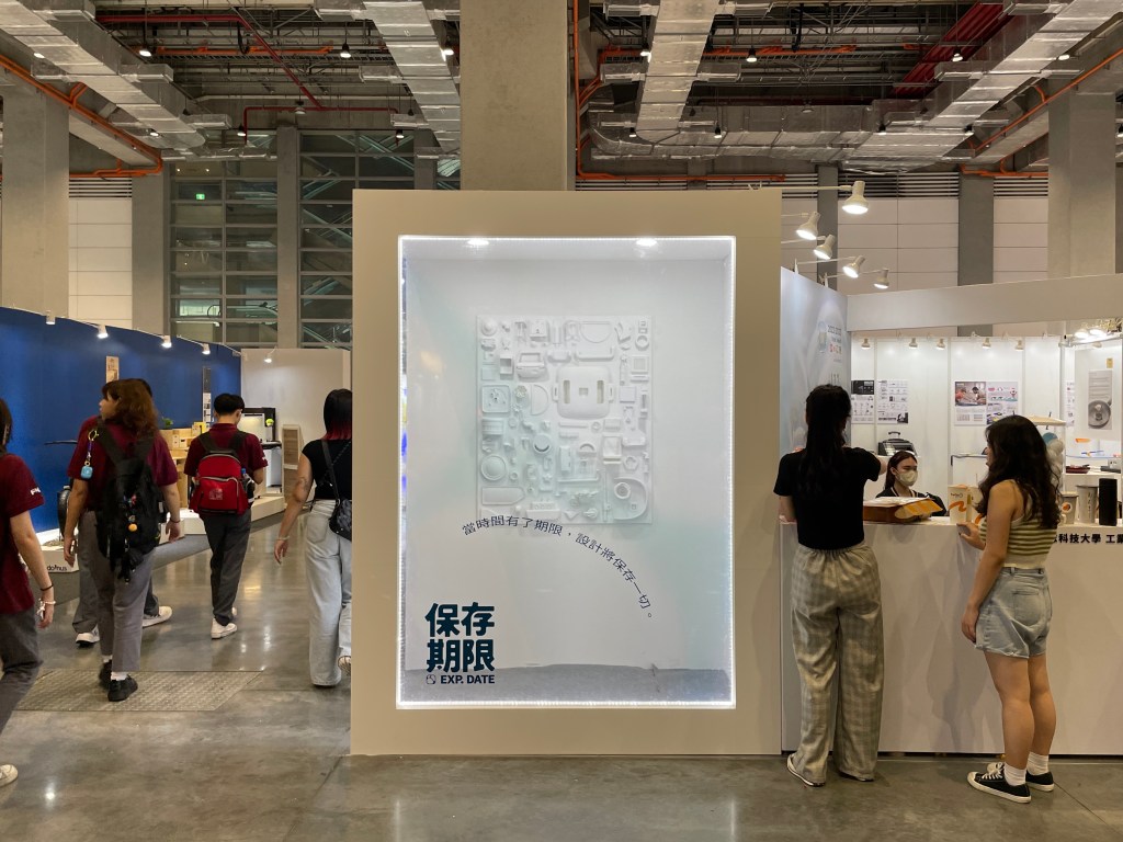 透明壓克力板搭配燈條營造出的視覺效果製造亮點吸引民眾。