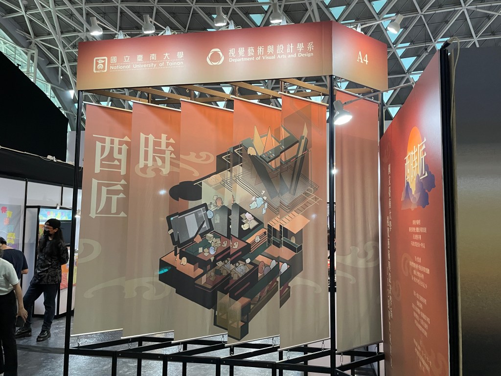 彩輸掛軸帶點透光的效果，搭配燈光投射效果更佳。