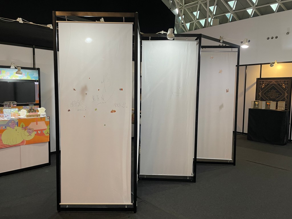 素面掛軸可自由彩繪，更可搭配物件與燈光製作出陰影效果。