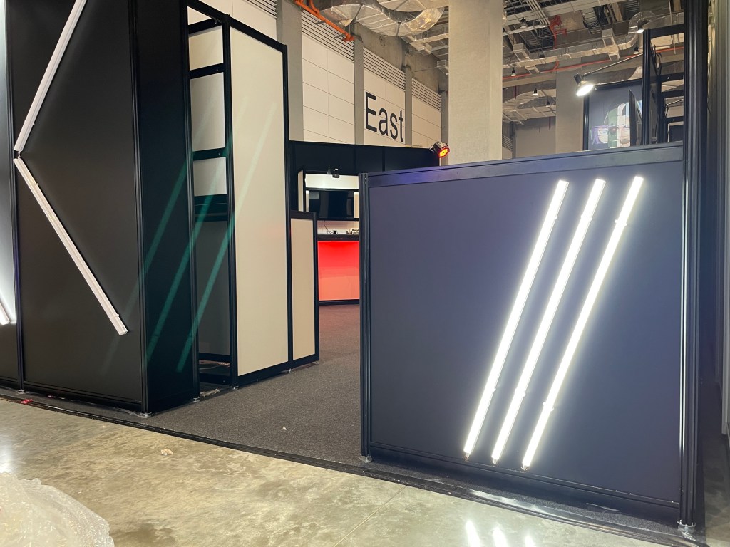 壓克力板搭建舞臺與展櫃皆搭配日光燈製造亮點吸引民眾。