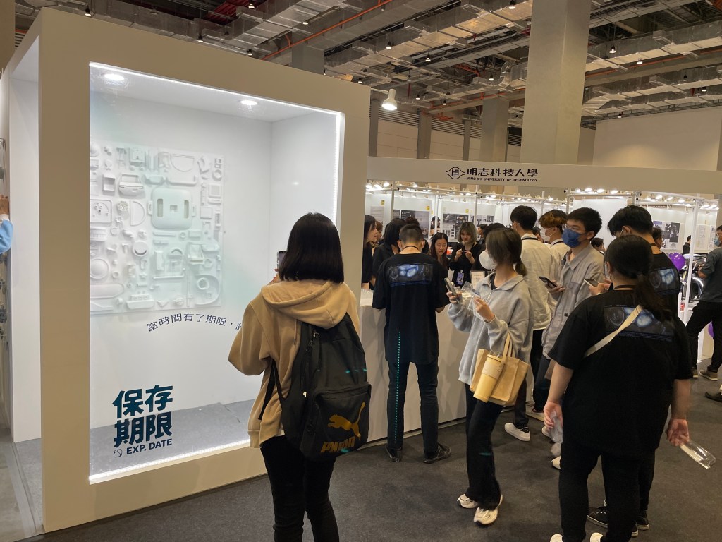 透明壓克力板搭配燈條營造出的視覺效果製造亮點吸引民眾。