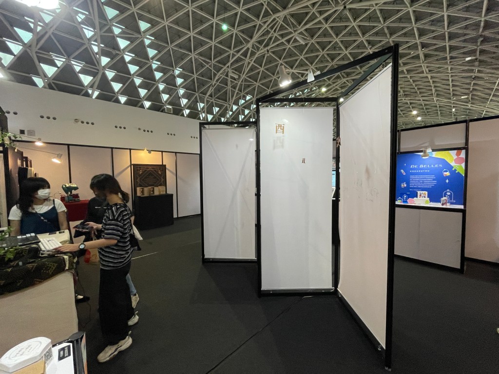 素面掛軸可自由彩繪，更可搭配物件與燈光製作出陰影效果。