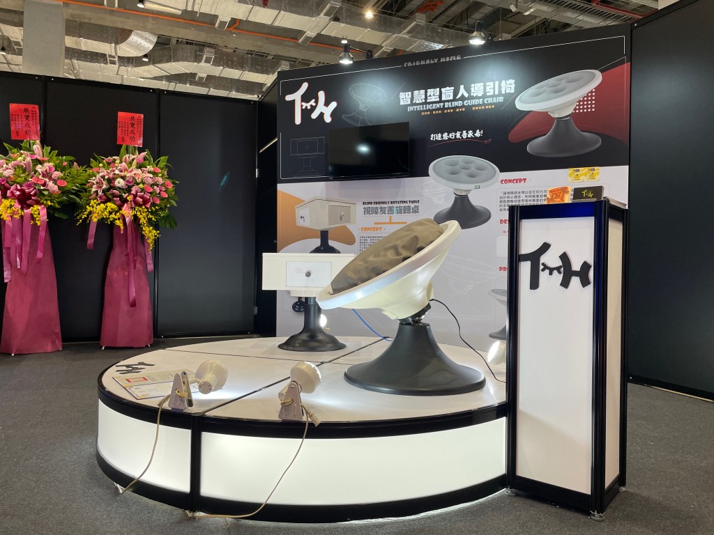 壓克力板搭建舞臺與展櫃皆搭配日光燈製造亮點吸引民眾。