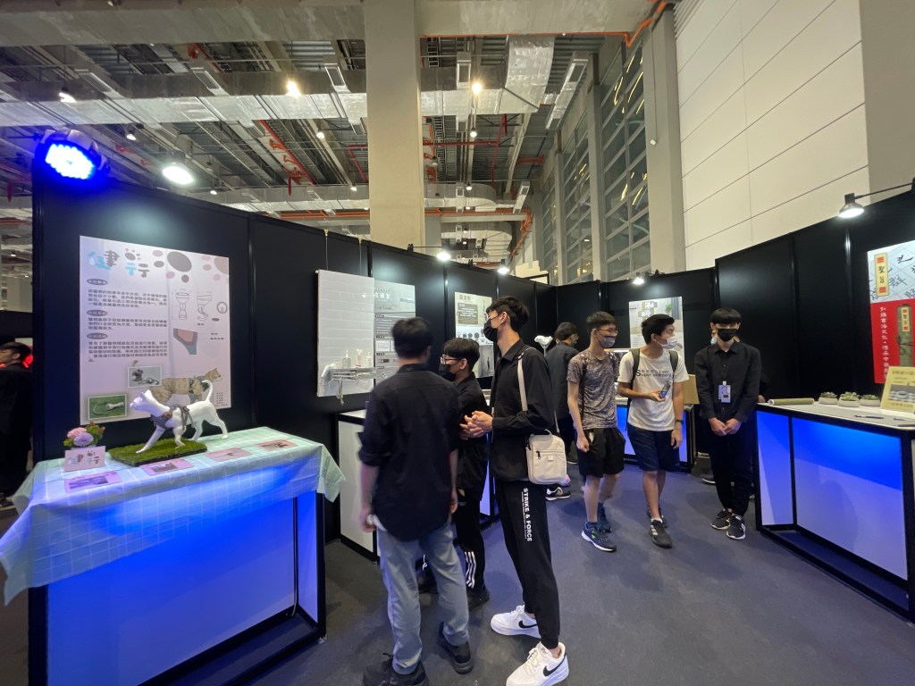 Par燈投射於攤位地面或是牆面營造氣氛，多種色彩風格可挑選。