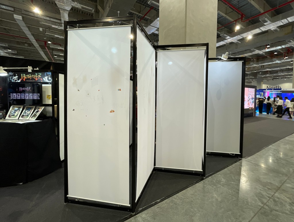 素面掛軸可自由彩繪，更可搭配物件與燈光製作出陰影效果。