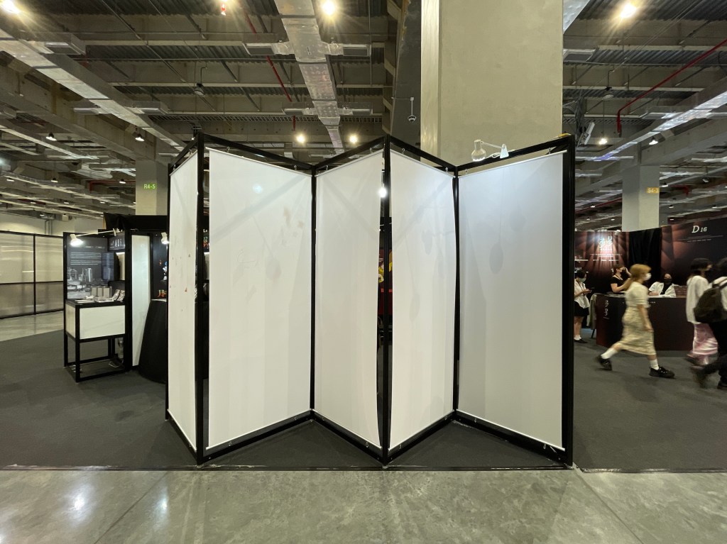 素面掛軸可自由彩繪，更可搭配物件與燈光製作出陰影效果。