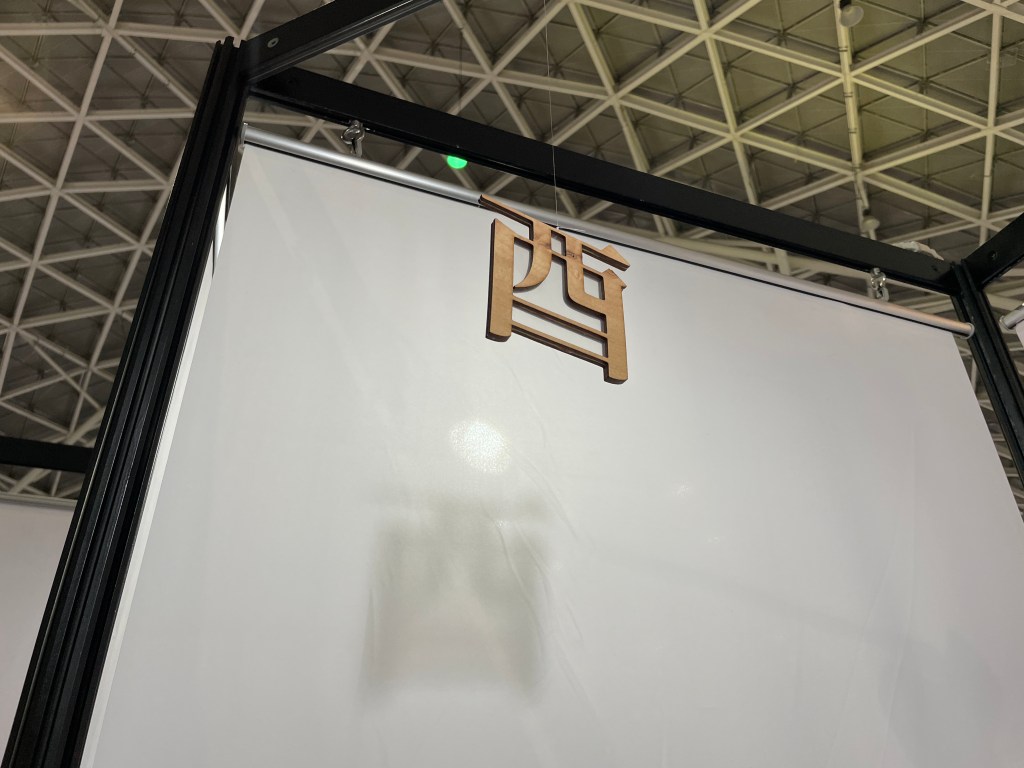 素面掛軸可自由彩繪，更可搭配物件與燈光製作出陰影效果。