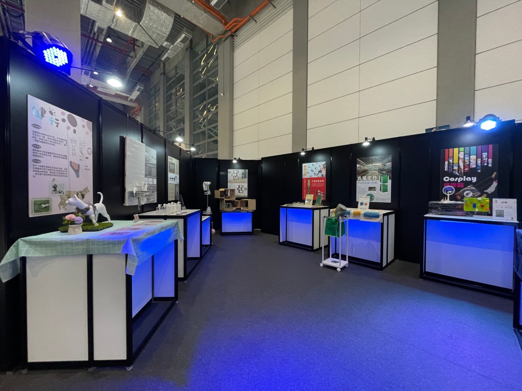 壓克力板搭建舞臺與展櫃皆搭配日光燈製造亮點吸引民眾。