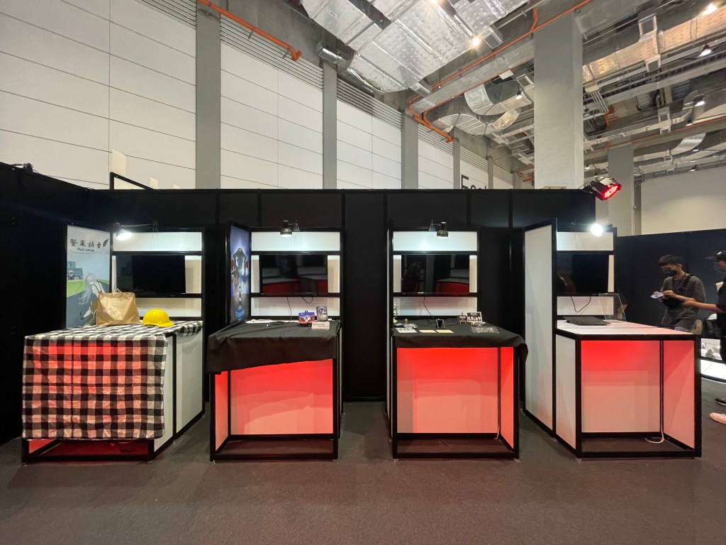 壓克力板搭建舞臺與展櫃皆搭配日光燈製造亮點吸引民眾。