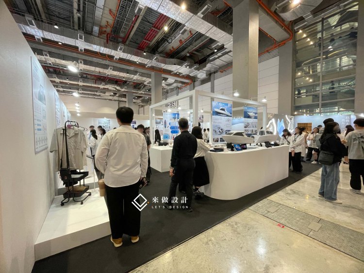 新一代設計展 校內展 畢業展 truss 木作 系統結構 學校校園設計 學生展 全木作 木作結構 特殊展櫃 服務台 造型服務台 燈條 背光字 立體字 LED燈條 暈光設計 暈光背板造型 造型框 造型