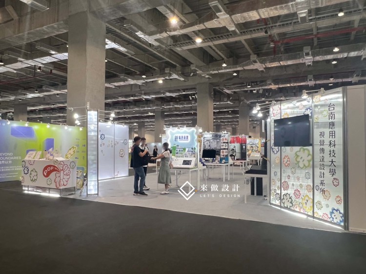 新一代設計展 校內展 畢業展 truss 木作 系統結構 學校校園設計 學生展 全木作 木作結構 特殊展櫃 服務台 造型服務台 燈條 背光字 立體字 LED燈條 暈光設計 暈光背板造型 造型框 造型 中空板 透明板 霧模 透明中空板 透明壓克力 日光燈