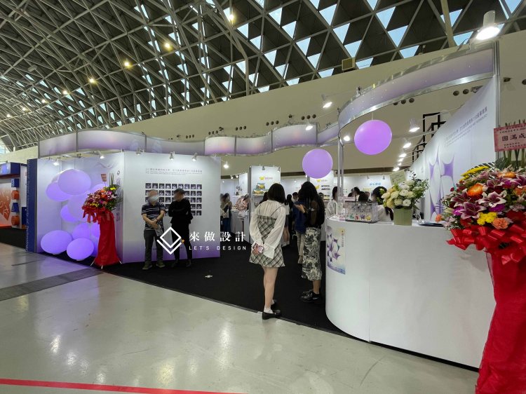 高雄放視大賞 校內展 畢業展 truss 木作 系統結構 學校校園設計 學生展 全木作 木作結構 特殊展櫃 服務台 造型服務台 燈條 背光字 立體字 LED燈條 暈光設計 暈光背板造型 造型框 造型 放視大賞 Vision Get Wild 球燈 燈具 發光 最佳空間設計獎