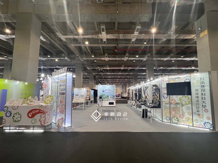 新一代設計展 校內展 畢業展 truss 木作 系統結構 學校校園設計 學生展 全木作 木作結構 特殊展櫃 服務台 造型服務台 燈條 背光字 立體字 LED燈條 暈光設計 暈光背板造型 造型框 造型 中空板 透明板 霧模 透明中空板 透明壓克力 日光燈