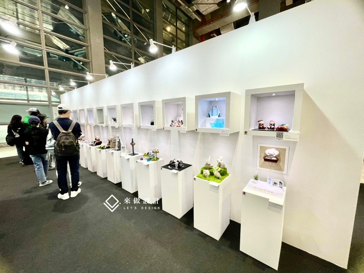 新一代設計展 校內展 畢業展 truss 木作 系統結構 學校校園設計 學生展 全木作 木作結構 特殊展櫃 服務台 造型服務台 燈條 背光字 立體字 LED燈條 暈光設計 暈光背板造型 造型框 造型