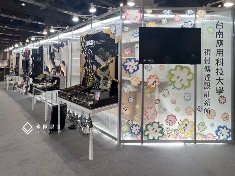 新一代設計展 校內展 畢業展 truss 木作 系統結構 學校校園設計 學生展 全木作 木作結構 特殊展櫃 服務台 造型服務台 燈條 背光字 立體字 LED燈條 暈光設計 暈光背板造型 造型框 造型 中空板 透明板 霧模 透明中空板 透明壓克力 日光燈