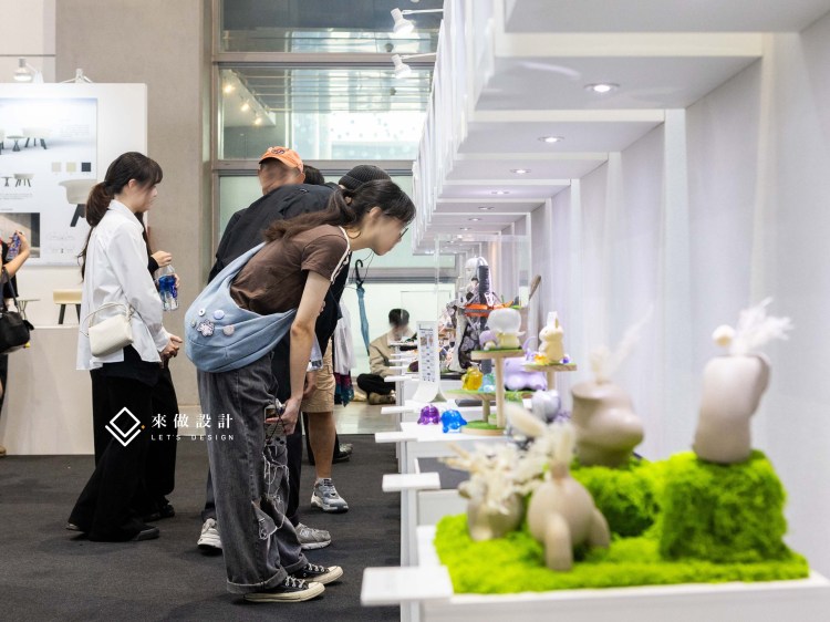 新一代設計展 校內展 畢業展 truss 木作 系統結構 學校校園設計 學生展 全木作 木作結構 特殊展櫃 服務台 造型服務台 燈條 背光字 立體字 LED燈條 暈光設計 暈光背板造型 造型框 造型