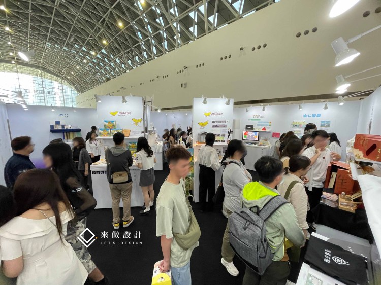 高雄放視大賞 校內展 畢業展 truss 木作 系統結構 學校校園設計 學生展 全木作 木作結構 特殊展櫃 服務台 造型服務台 燈條 背光字 立體字 LED燈條 暈光設計 暈光背板造型 造型框 造型 放視大賞 Vision Get Wild 球燈 燈具 發光 最佳空間設計獎