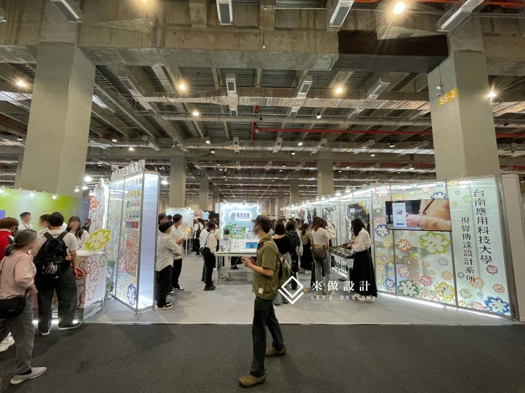 新一代設計展 校內展 畢業展 truss 木作 系統結構 學校校園設計 學生展 全木作 木作結構 特殊展櫃 服務台 造型服務台 燈條 背光字 立體字 LED燈條 暈光設計 暈光背板造型 造型框 造型 中空板 透明板 霧模 透明中空板 透明壓克力 日光燈