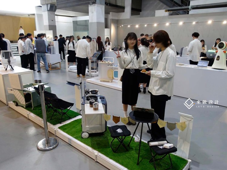 新一代設計展 校內展 畢業展 truss 木作 系統結構 學校校園設計 學生展 全木作 木作結構 特殊展櫃 服務台 造型服務台 燈條 背光字 立體字 LED燈條 暈光設計 暈光背板造型 造型框 造型