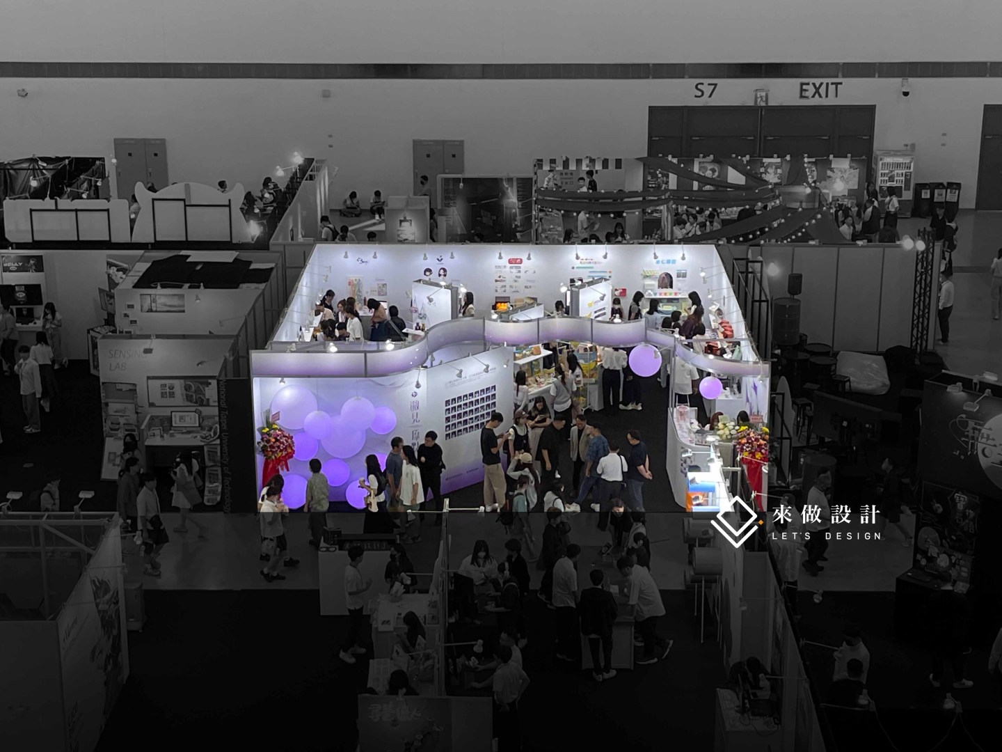 展覽基礎關鍵字 展場設計 展覽設計 展覽規劃 展場動線規劃 展場施工 展場搭建 攤位設計 攤位搭建 展覽攤位設計 🎯 參展與行銷關鍵字 參展攻略 參展技巧 展覽行銷 展覽宣傳 展覽活動規劃 展覽觀展重點 展覽品牌曝光 展覽體驗設計 展覽互動設計 ⚙️ 技術/材質關鍵字 展場燈光設計 展覽視覺設計 展覽結構工程 展場材質選擇 模組化展場 永續展覽設計 綠色展覽 📦 物流與管理關鍵字 展覽物流 展場進撤場 展覽倉儲管理 展覽道具租賃 展場安全規劃 展場管理 🚀 趨勢關鍵字 永續展覽 綠色展覽 智慧展覽 數位展覽 線上線下混合展（Hybrid Exhibition） 虛擬展覽