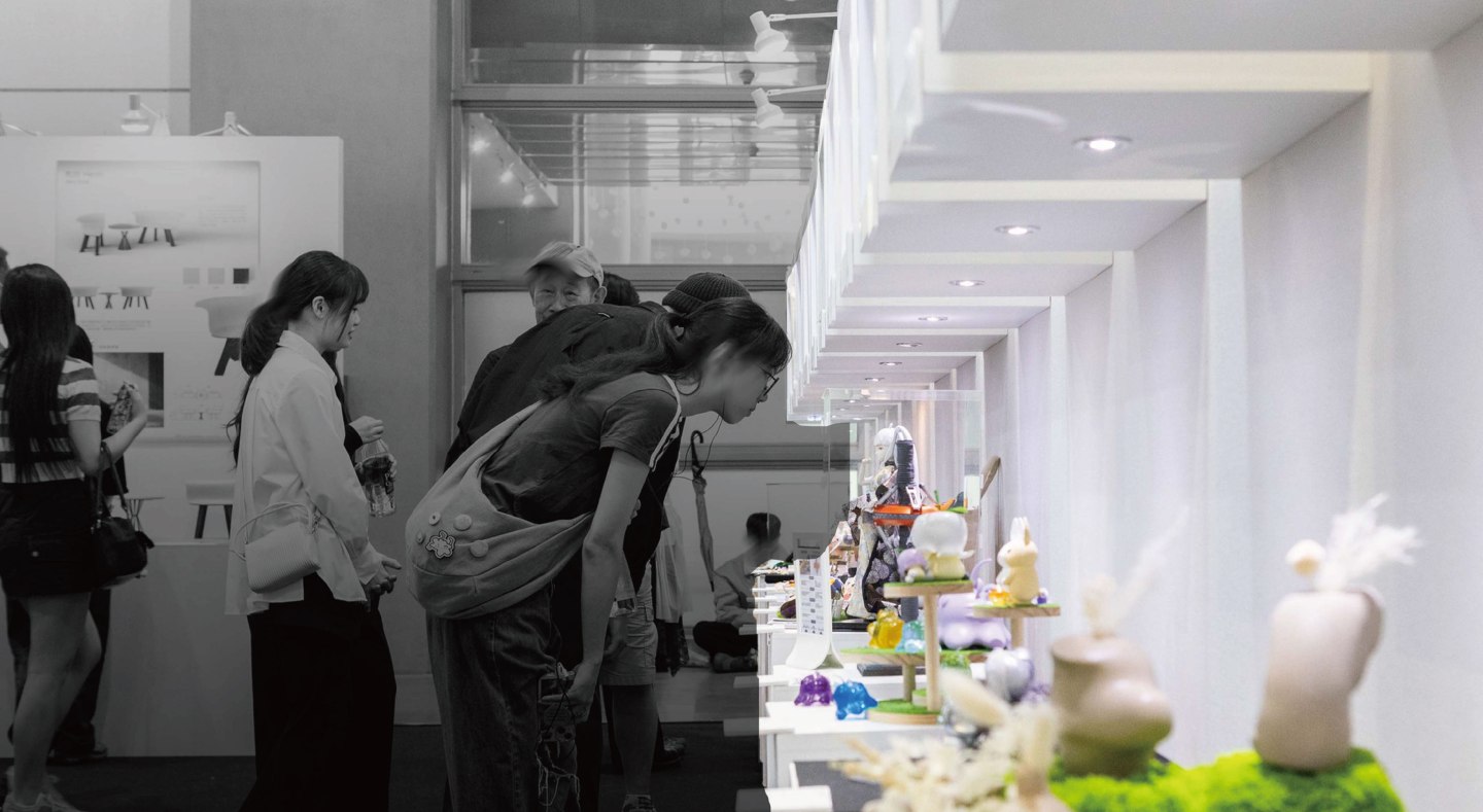 展場燈光、攤位燈光、照明設計、三層光策略、導引光、展示光、氛圍光、色溫、CRI、照度對比、洗牆光、聚光、燈光分區、門楣燈箱、主視覺打光、Demo Bar、體驗中島、展場動線、面開、入口識別、遠距辨識、眩光控制、LED貼片燈、嵌燈、珠寶展場燈光 設計 指南 攤位 燈光 配置 SOP 門楣 燈箱 洗牆 光 主視覺牆 52W 長柄燈 打光 12W 長柄燈 均勻 補光 櫃內 嵌燈 珠寶燈 CRI90 色溫 4000K 5000K 展會 食品類 展示 3000–4000K 科技 工業 展 4000–5000K 展場 燈光 眩光 避免 展會 燈光 走線 電源 吊點 規劃 IG 拍照 友善 燈光 四面開 島型 燈光 分區 三面開 半島 中心 亮點 打光 兩面開 轉角 焦點 燈光 一面開 ㄇ字型 入口 打光 穿越式 動線 終點 CTA 打光 展場 燈光 預算 效率 展位 燈具 租賃 安裝燈、長柄燈、燈箱痛點／情境（廣告文案與站內搜尋好用） 全場同亮度、色溫混亂、只打牆不打品、眩光刺眼、照片不好看、入口不亮、人潮不進來、動線不清楚、電源不夠、臨場加價、吊點不足 地點／展會組合（台灣 SEO 加權） 南港展覽館 燈光、世貿一館 照明、高雄展覽館 燈光、臺中國際展覽館 燈光、松山文創 燈光、COMPUTEX booth lighting、台北國際食品展 燈光、醫療科技展 燈光、半導體展 booth lighting