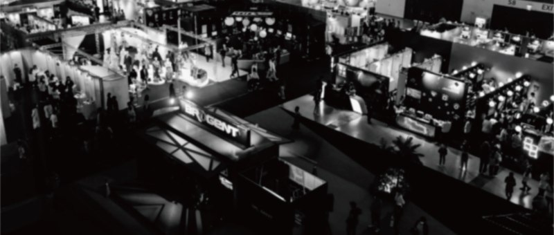 參展最常見的五大錯誤：資訊過多、動線擁擠、忽略洽談、燈光與色溫混亂、忽略館規。本文給你可落地的解法與 12 項檢核表，並示範面開×動線×預算聯動，讓投報率真正提升。 標籤：參展錯誤, 展場動線, 資訊聚焦, 洽談區, 導視, 燈光分區, 面開, 預算分配, 名單承接, 展後跟進, 投報率