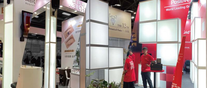 LED 燈箱 展場 LED 燈箱 攤位 LED 燈箱設計 高亮度展場燈箱 布旗燈箱 壓克力燈箱 燈箱舞台設計 展覽背板燈箱 展場導視燈箱 攤位燈柱設計 展場品牌曝光 展場視覺設計 展覽燈光規劃 台北展場 LED 燈箱 高雄展場 LED 設計LED燈箱, 展場燈箱, 展覽設計, 攤位設計, 展場規劃, 布旗燈箱, 壓克力燈箱, 燈箱舞台, 燈柱設計, 高亮度展示, 視覺行銷, 品牌曝光, 展場案例, 展場知識