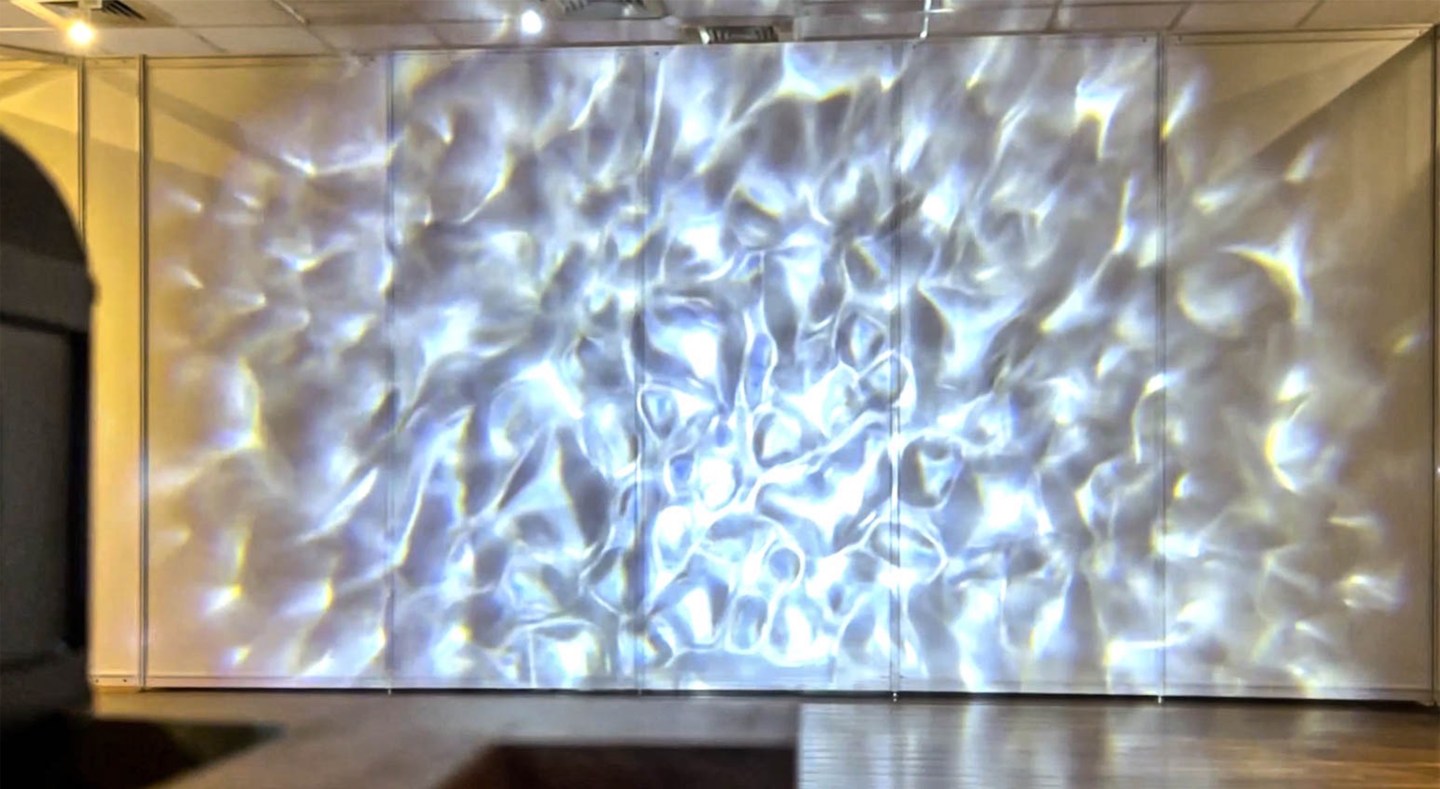 水紋燈 展覽 水波燈 氛圍燈 展場燈光設計 沉浸式展覽 燈光 品牌展演 光影 舞台燈光 水波效果 互動裝置 光影 LED 氛圍燈 展場 展覽動態光影 展區層次 燈光配置水紋燈, 水波燈, 展場燈光, 展覽設計, 攤位設計, 沉浸式體驗, 光影氛圍, LED燈具, 舞台燈光, 展場案例, 展場知識