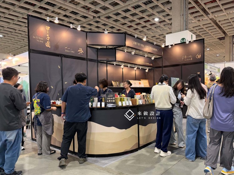 展場設計 攤位設計 臺灣國際咖啡展 咖啡展 茶業博覽會 國際酒展 飲食展 展覽攤位規劃 品牌形象設計 商業空間設計 來做設計 甲子園茶行 南港展覽館 試飲攤位 互動式展場 展場施工 展覽動線 展覽規劃公司 攤位包裝 餐飲展設計exhibition booth design trade show booth coffee expo booth food exhibition design tea expo booth wine expo booth booth interior design brand activation experiential booth booth layout planning Nangang Exhibition Center Taiwan coffee expo product display design tasting booth design F&B exhibit booth live demo booth design booth contractor Taiwan Let’s Design Studio kiosk design Taiwan