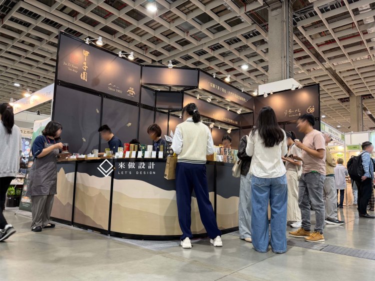 展場設計 攤位設計 臺灣國際咖啡展 咖啡展 茶業博覽會 國際酒展 飲食展 展覽攤位規劃 品牌形象設計 商業空間設計 來做設計 甲子園茶行 南港展覽館 試飲攤位 互動式展場 展場施工 展覽動線 展覽規劃公司 攤位包裝 餐飲展設計exhibition booth design trade show booth coffee expo booth food exhibition design tea expo booth wine expo booth booth interior design brand activation experiential booth booth layout planning Nangang Exhibition Center Taiwan coffee expo product display design tasting booth design F&B exhibit booth live demo booth design booth contractor Taiwan Let’s Design Studio kiosk design Taiwan