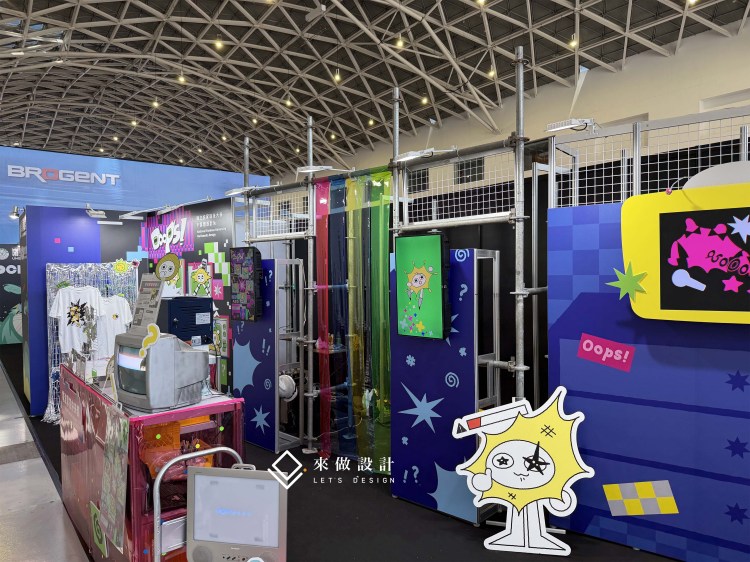 放視大賞畢業展鷹架鐵網與彩色 PVC 展場材料設計